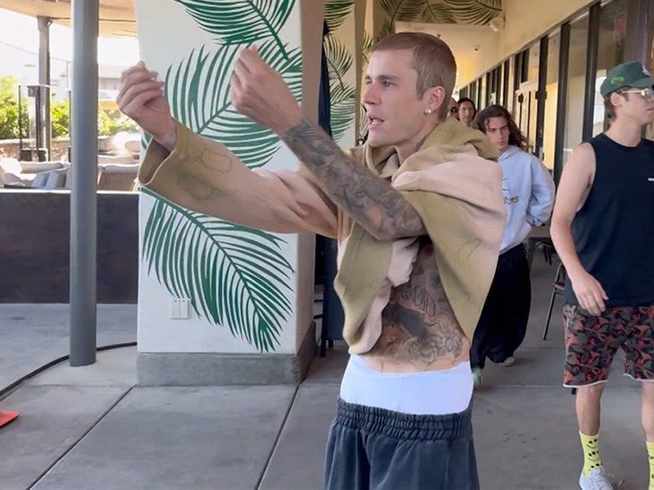 040925-justin-bieber-photogs-v4