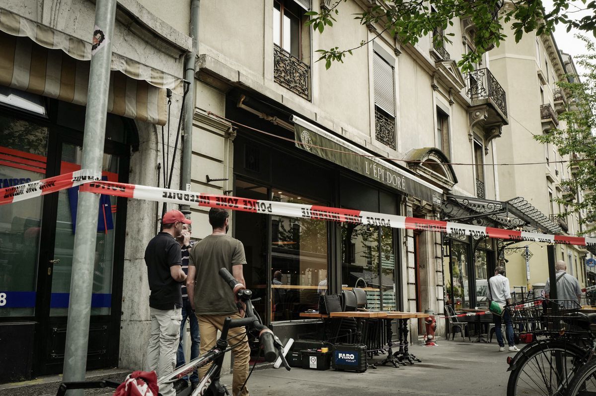 Geneva, June 22, 2022. Rue Ecole-de-Médecine, Plainpalais. Police presence at the Golden Epi. Following the Hells Angels and Bandidos affair. Photo: Laurent Guiraud/ Tamedia Geneva, June 22, 2022. Rue Ecole-de-Médecine, Plainpalais. Police presence at the Golden Epi. Following the Hells Angels and Bandidos affair. Photo: Laurent Guiraud/ Tamedia