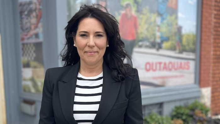 Portrait of Geneviève Latulippe in front of the Outaouais tourism offices.