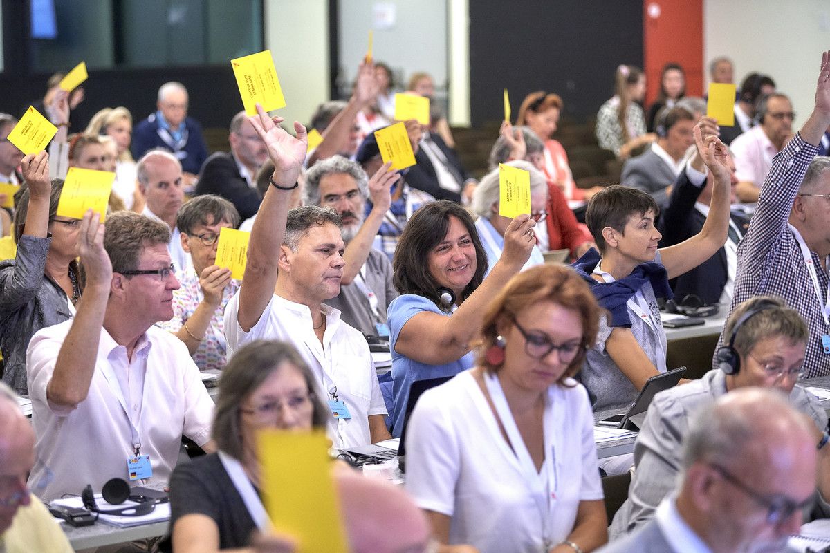 The function of adviser to the Swiss from abroad enjoys great popularity: 150 candidates present themselves in the direct election of the Council of the Swiss abroad in the 14 electoral districts.