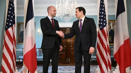 French and American foreign ministers, Jean-Noël Barrot and Marco Rubio, exchange a handshake on May 1, 2025 at the US State Secretariat in Washington. (Brendan Smialowski / AFP)