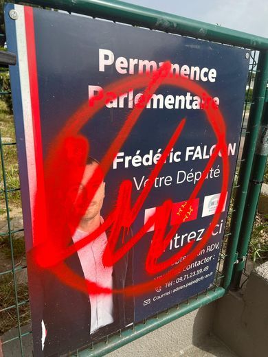 The acronym of the far left group tagged at the entrance to the permanence of the RN deputy leaves little doubt about the authors of these degradations.