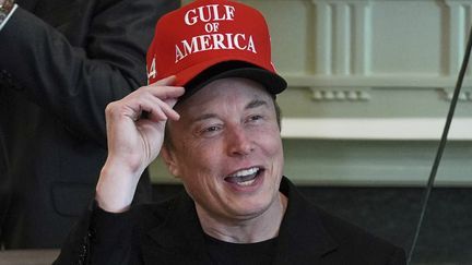 Elon Musk presents himself to the press with two caps, allusion to his double cap of businessman and boss of the DOGE commission, on April 30, 2025, in the White House, in Washington. (Evan Vucci/AP/SIPA)