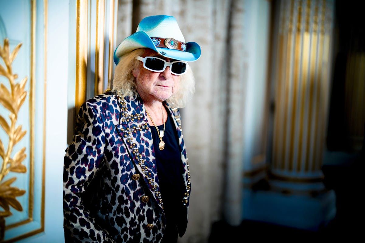 Michel Polnareff and his white sunglasses, an iconic style. Michel Polnareff and his white sunglasses, an iconic style.