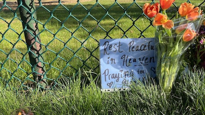 A message of condolences and a bouquet of flowers.
