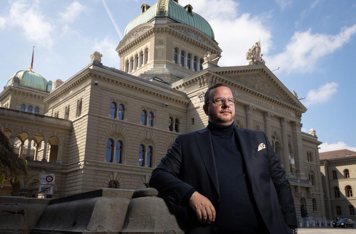 Philipp Matthias Bregy, future president of the Mitte, poses in front of a historic building, dressed in a dark costume. Photo by Beat Mathys. Philipp Matthias Bregy, future president of the Mitte, poses in front of a historic building, dressed in a dark costume. Photo by Beat Mathys.