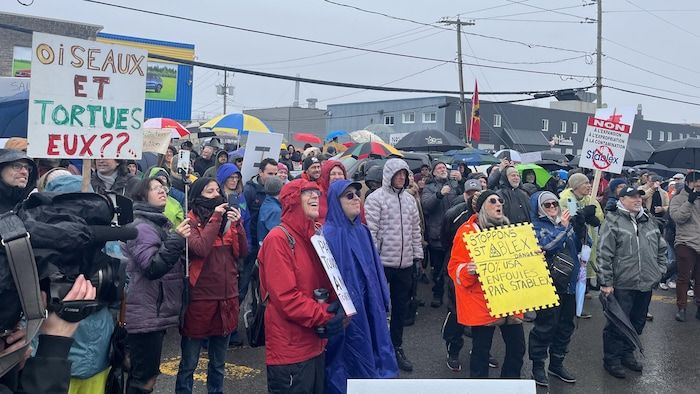 More than a hundred demonstrators gathered in the parking lot located a stone throwing of the installations of the stablex industrial waste.