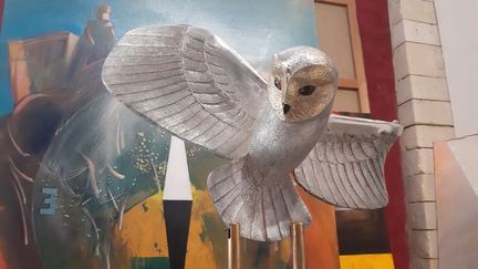 Replica of the Statue of the Golden Owl, the coveted trophy of the treasure hunt created in 1993. (Romain Weber / France Culture)