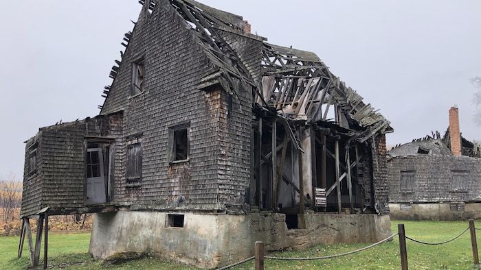 A house whose roof is collapsed.