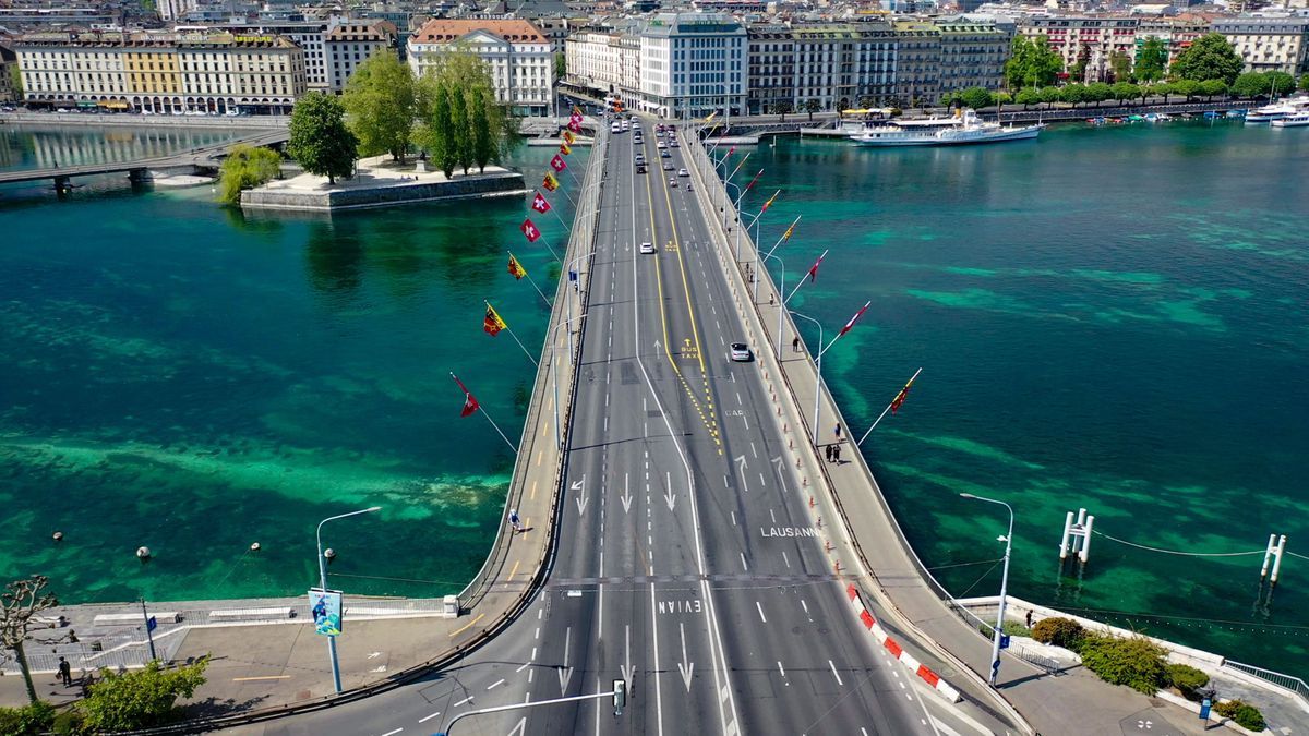 Aerial view of the Mont-Blanc bridge in Geneva during confinement, showing deserted streets and surrounding buildings. Photo by Lucien Fortunati, April 2020. Aerial view of the Mont-Blanc bridge in Geneva during confinement, showing deserted streets and surrounding buildings. Photo by Lucien Fortunati, April 2020.