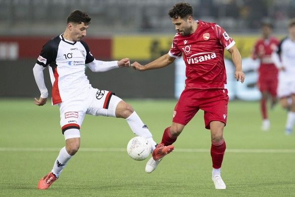 Leonardo Bertone (FCT), on the right, kaemmt around the ball with Milot Avdyli (FCA) in football championship game of the Swiss Challenge League between FC Thun, FCT, and Aarau, FCA, from Saturday, November 30th 2 ...
