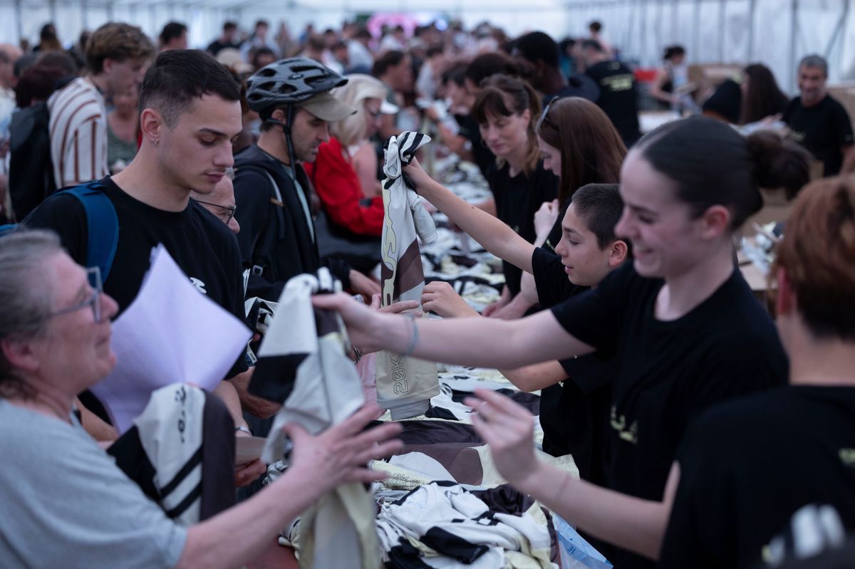 Runners line up to recover their bibs and t-shirts during the 20km race of Lausanne, on May 2, 2025. Runners line up to recover their bibs and t-shirts during the 20km race of Lausanne, on May 2, 2025.