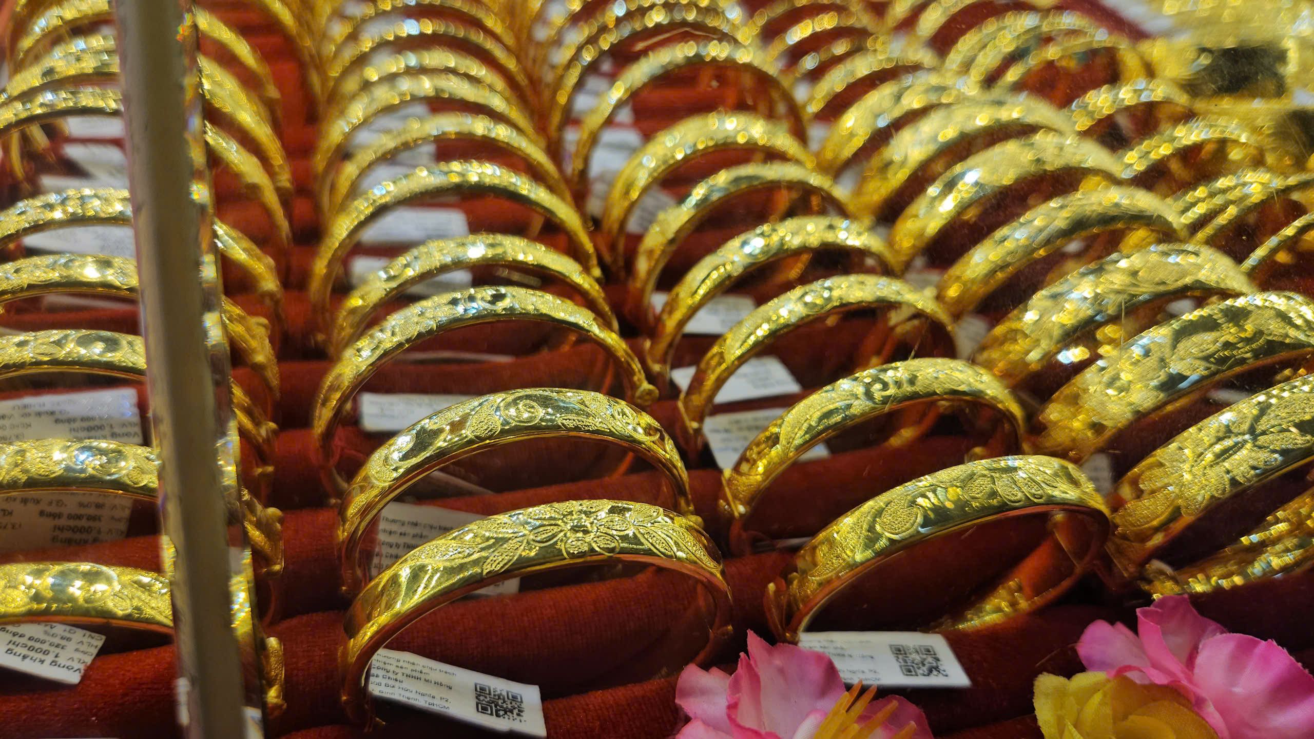 In the morning of 3-5, gold price fluctuated strongly - Photo 1.