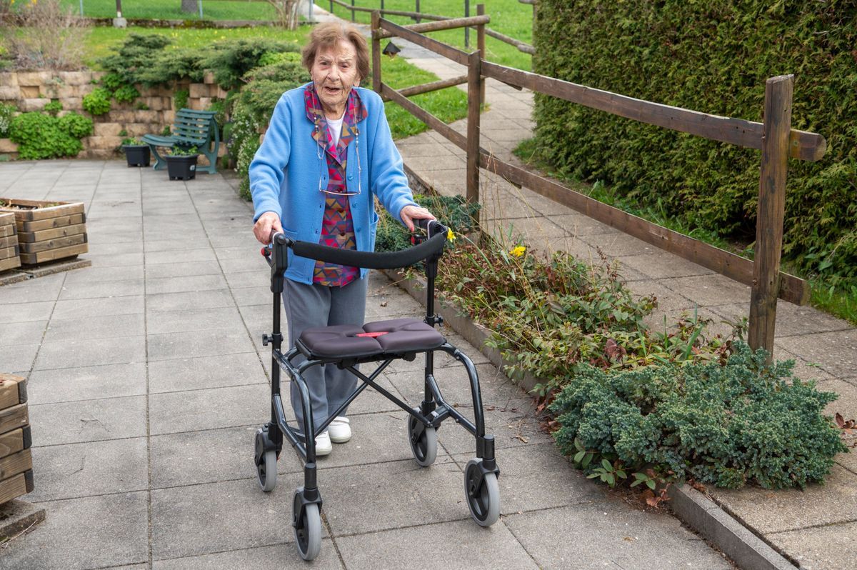 Francine Grandjean, 108, the oldest person in the canton of Vaud, stands with a walker in the Garden of the Agapê Foyer. Francine Grandjean, 108, the oldest person in the canton of Vaud, stands with a walker in the Garden of the Agapê Foyer.