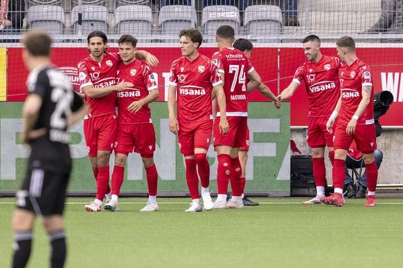Thun's players celebrate their goals for the 3-0 in the football championship game of the Swiss Challenge League between FC Thun, FCT, and Wil, FCW, from Monday, April 21, 2025 in Stockhorn Arena in Thun. (Keyst ...