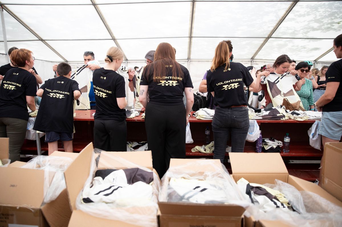 Participants at the 20km of Lausanne recover their bibs and t-shirts on May 2, 2025, awaiting opening in a tent. Participants at the 20km of Lausanne recover their bibs and t-shirts on May 2, 2025, awaiting opening in a tent.