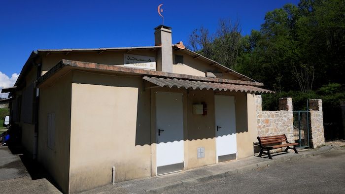 The mosque seen from the outside, in broad daylight.