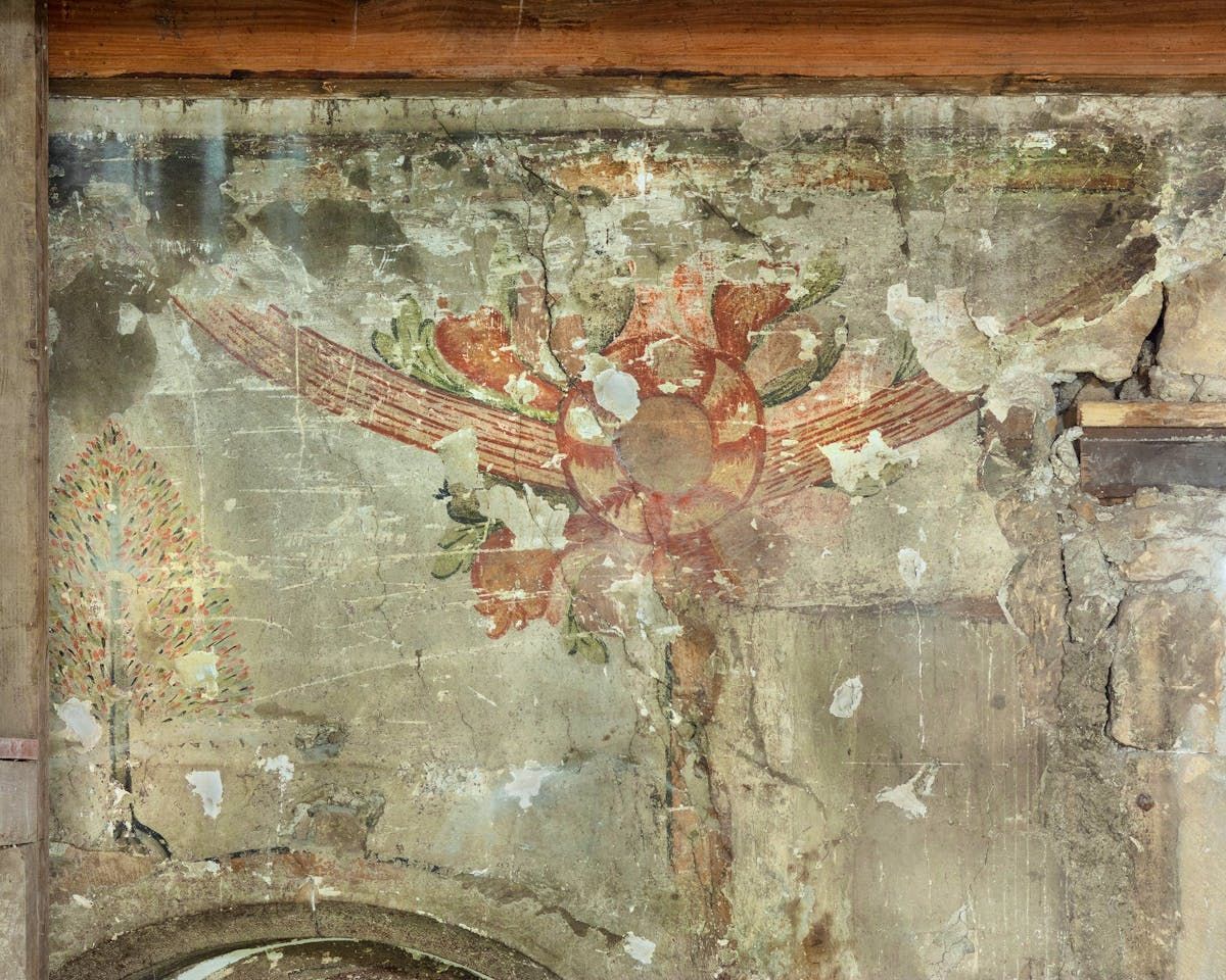 Under the 18th century woodwork of the large stove, was found in particular a polychrome decor of floral garlands adorning the walls around 1700. Under the 18th century woodwork of the large stove, was found in particular a polychrome decor of floral garlands adorning the walls around 1700.