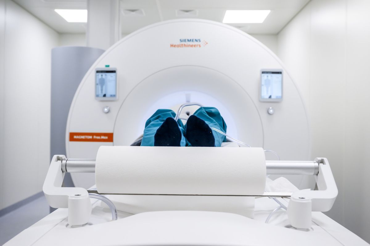 An elongated fictitious patient is preparing for an MRI examination with a new generation apparatus assisted by AI at the CHUV in Lausanne. An elongated fictitious patient is preparing for an MRI examination with a new generation apparatus assisted by AI at the CHUV in Lausanne.