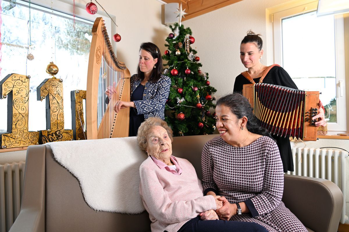 Francine Grandjean Baud, Dean Vaudoise, celebrates her 110th anniversary at the Foyer Agapê in Orient, with Landy Niaritsiry and the musicians Morgane and Juliana. Francine Grandjean Baud, Dean Vaudoise, celebrates her 110th anniversary at the Foyer Agapê in Orient, with Landy Niaritsiry and the musicians Morgane and Juliana.