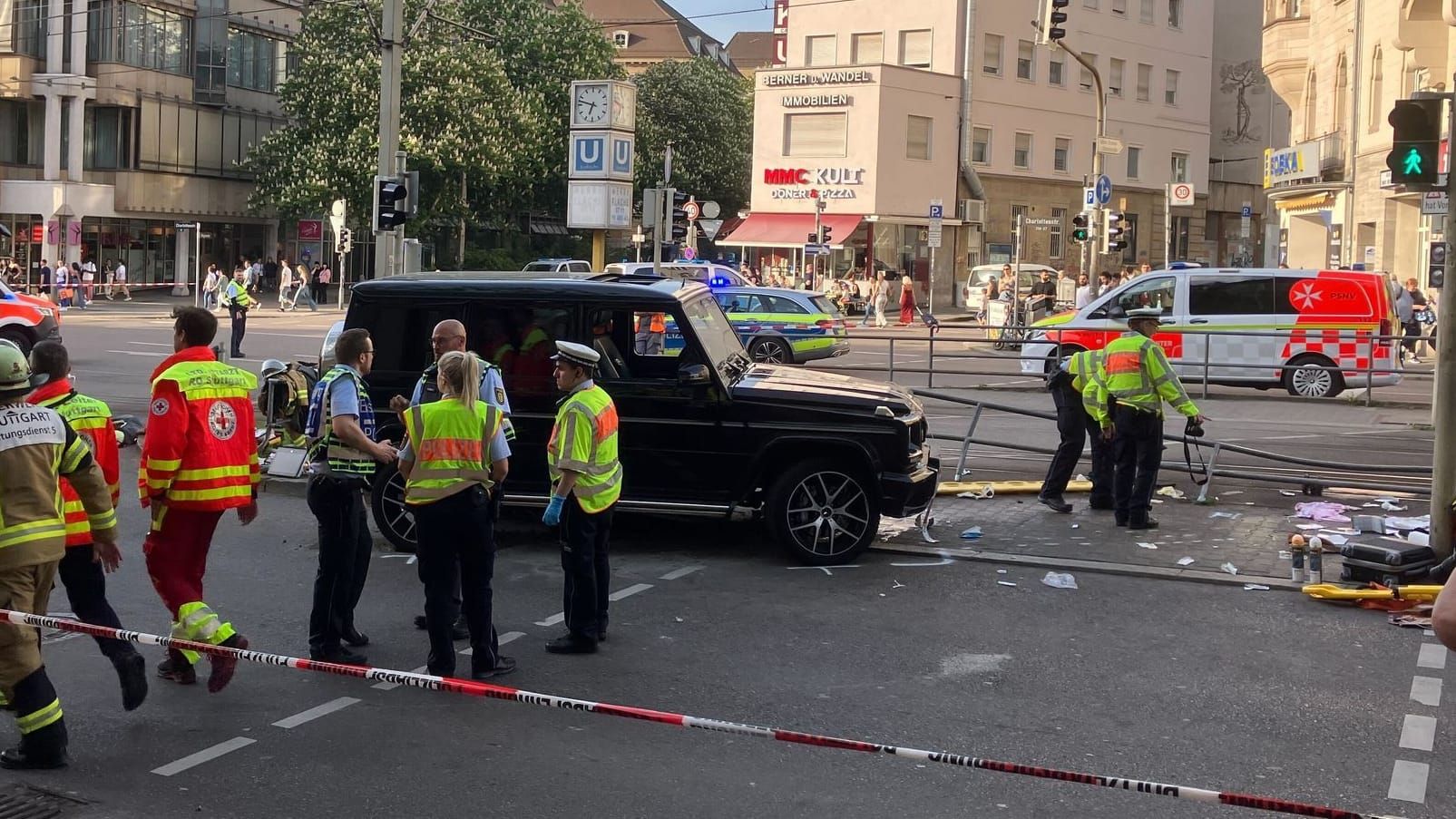 Emergency services at the scene of the accident: a car drives into a group in Stuttgart, there are several injuries. Emergency services at the scene of the accident: a car drives into a group in Stuttgart, there are several injuries.
