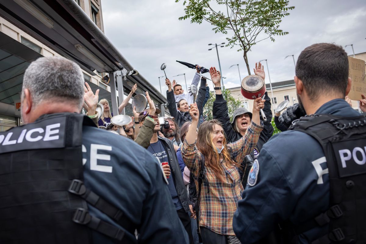 Protesters in Geneva on May 3, 2025, opposing the Christian rally against abortion, under the supervision of the police. Protesters in Geneva on May 3, 2025, opposing the Christian rally against abortion, under the supervision of the police.