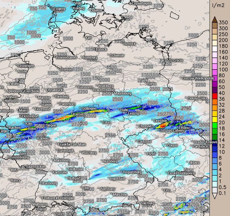 Ein Gewitter-Regenband liegt am Samstagnachmittag über der Mitte Deutschlands