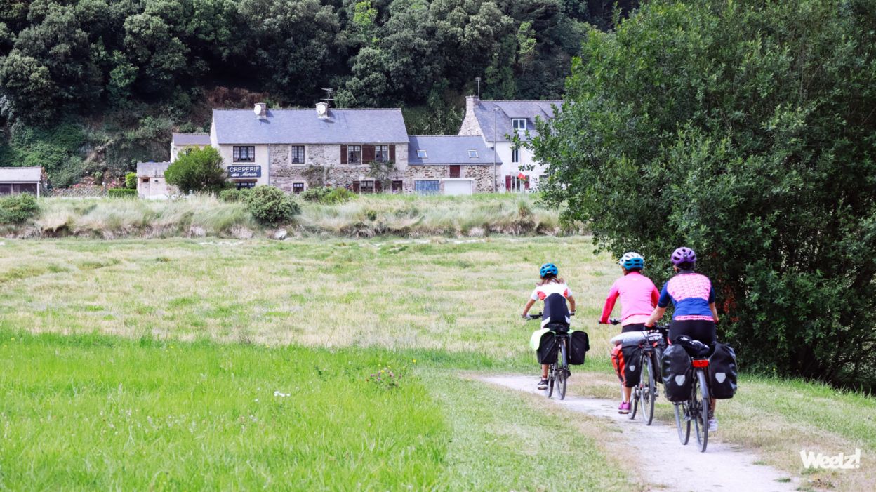 3 cycle tourists arriving from people in Brittany