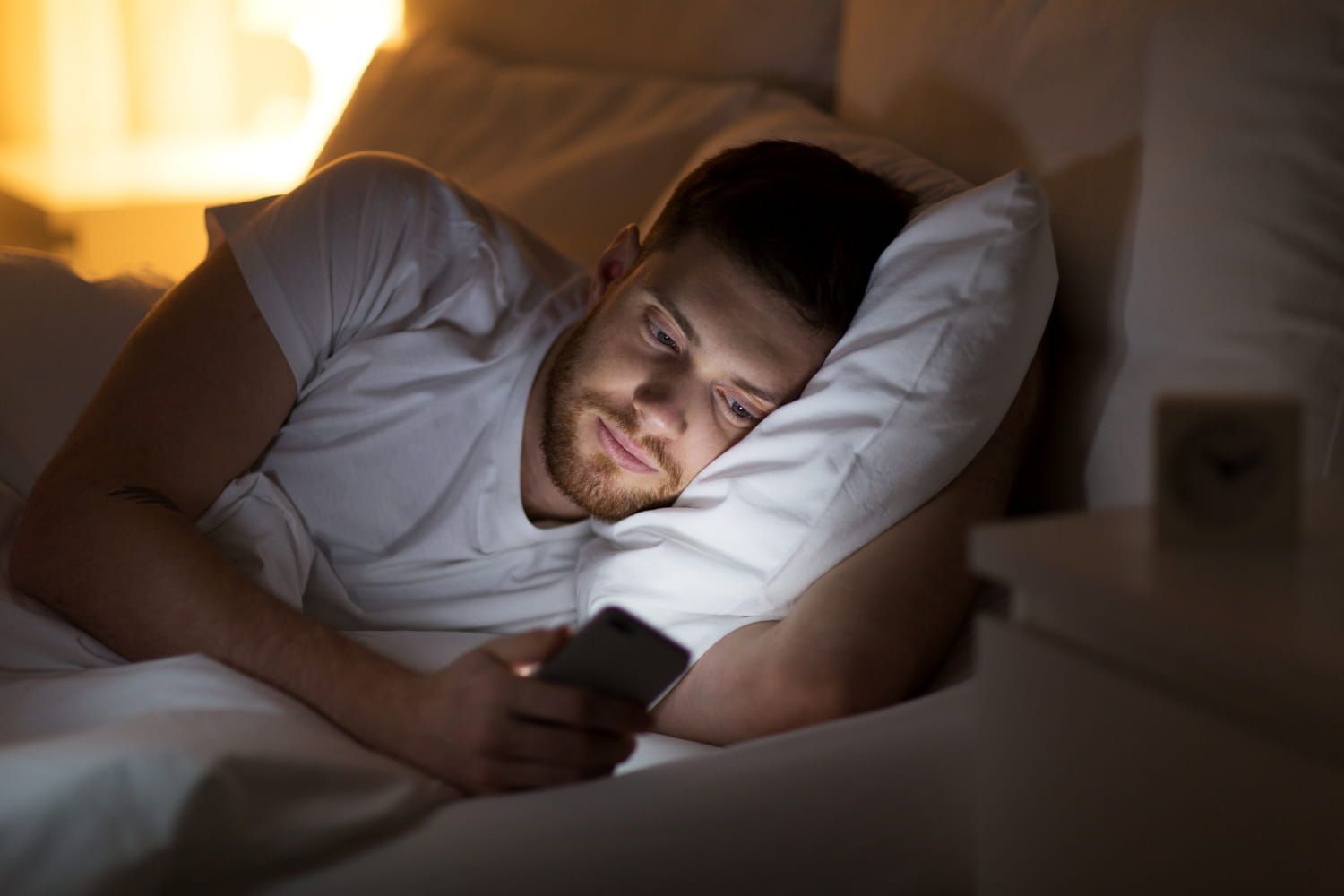 Are you spending 1 hour on your phone before sleeping? Here is how much it increases the risk of insomnia