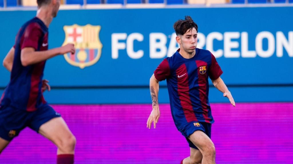 Dani Rodríguez drives the ball in a match with the youth A of Barça