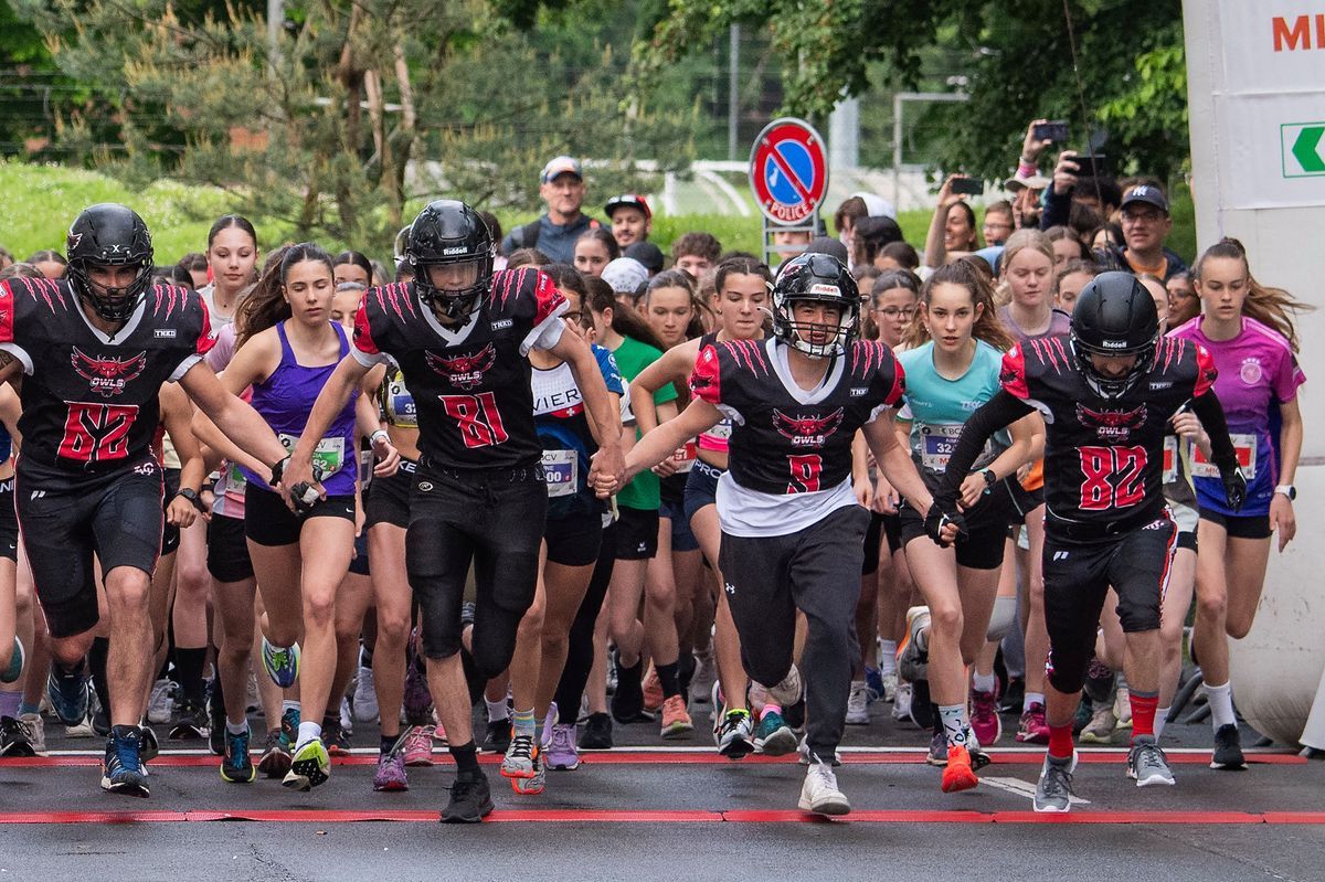 Departure from the 4 km Women's race at 20 kilometers from Lausanne, with the recordwoman Aimie Decrausaz in turquoise on the right. Departure from the 4 km Women's race at 20 kilometers from Lausanne, with the recordwoman Aimie Decrausaz in turquoise on the right.
