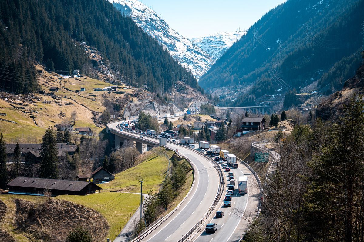 Traffic jam on the highway towards the south in front of the Gotthard tunnel at the Andermatt exit on Maundy Thursday. Traffic jam on the highway towards the south in front of the Gotthard tunnel at the Andermatt exit on Maundy Thursday.