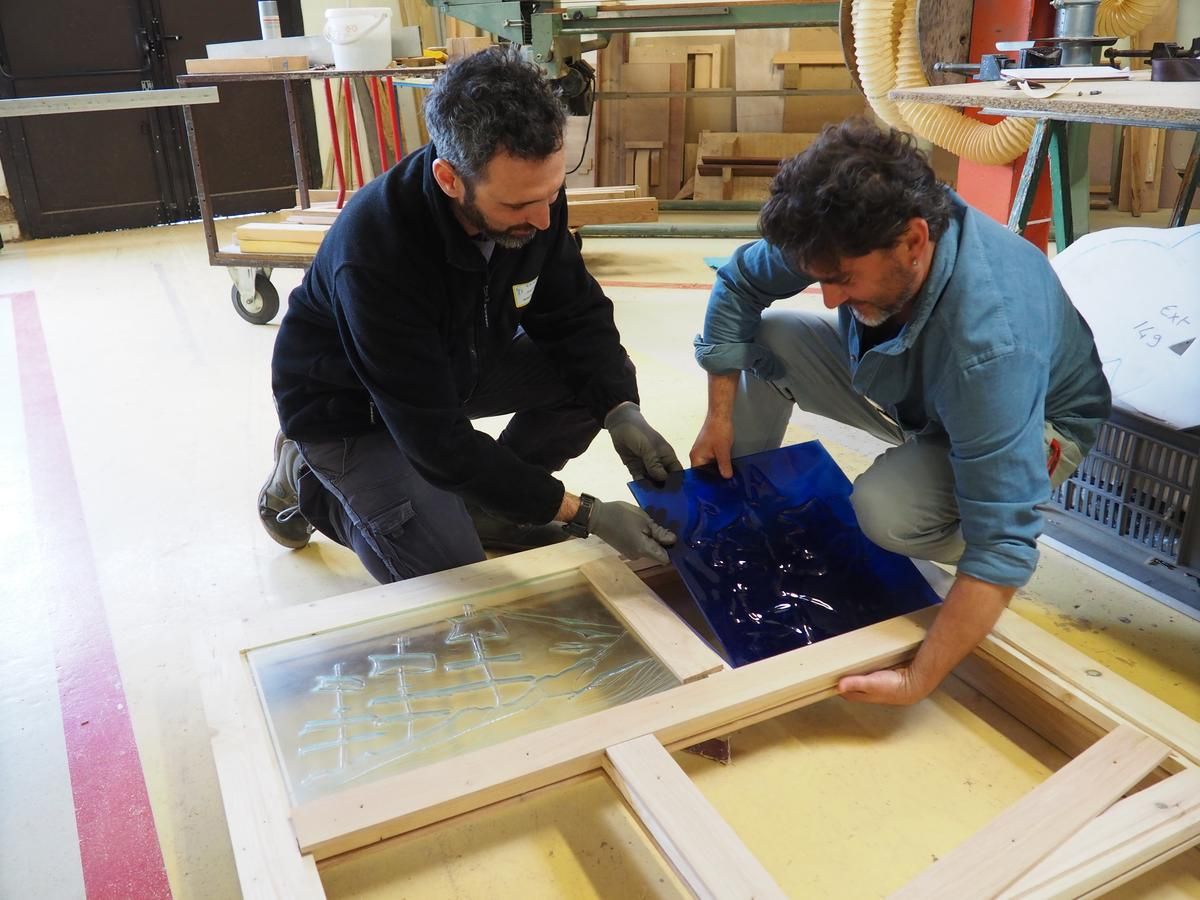 After having made an imprint in accordance with the original using photography and laser cutting, the artist transposes it into the glass.