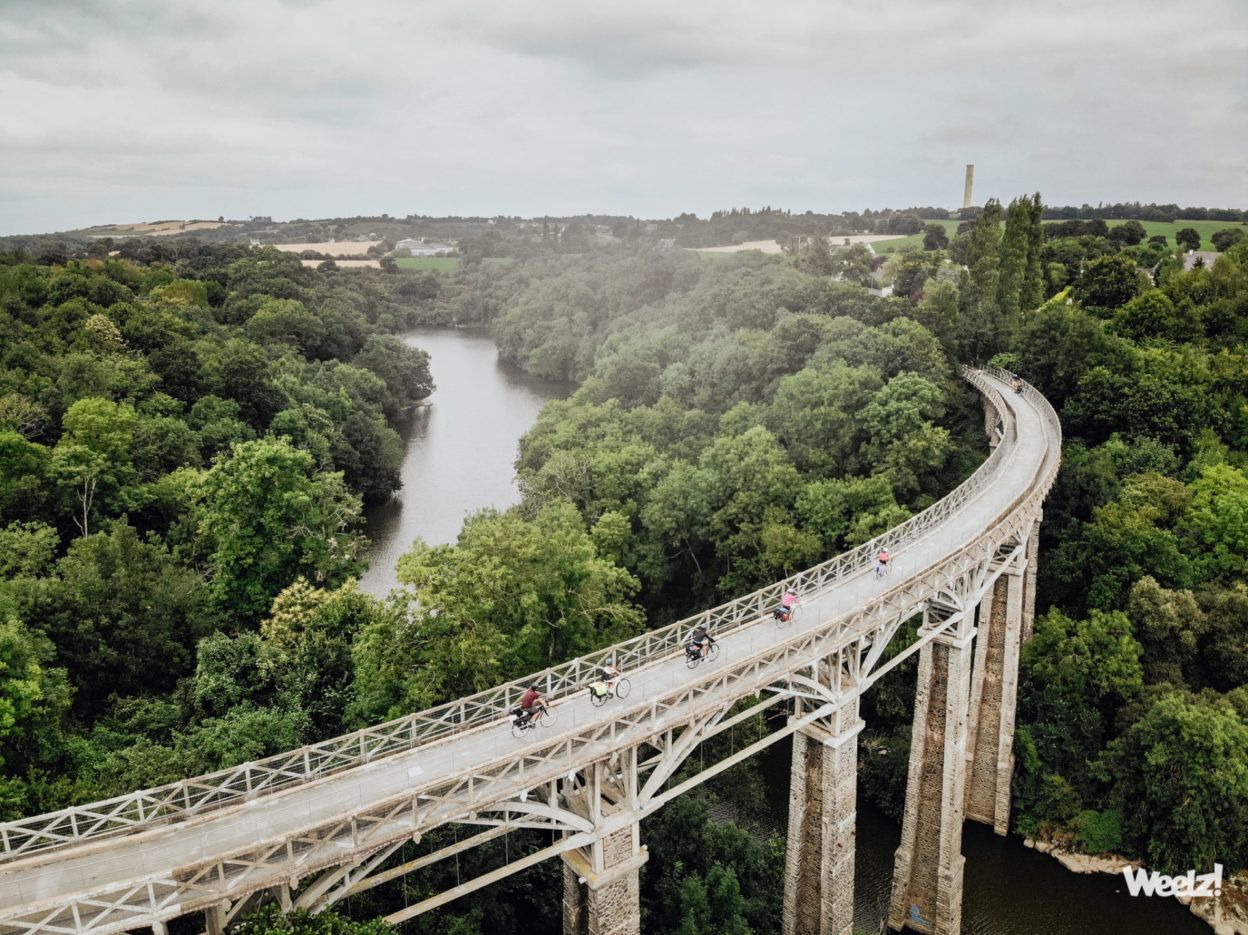 Cyclotourists circulating on a viaduct in Brittany