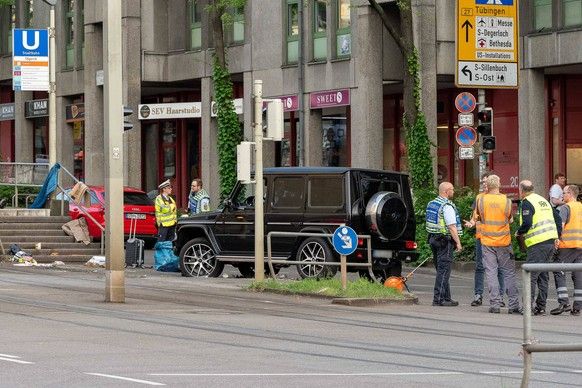 Stuttgart Auto Faug in crowd in Stuttgart, police and employee of the SSB behind the Black G-Class, car faith in crowd, Stuttgart, Olgastra�e 35, Stuttgart, Heilbronnerstrass ...