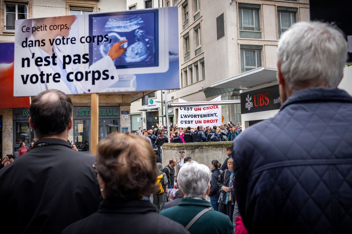 Gathering in Geneva, rue du Mont-Blanc, on May 3, 2025, with anti-abortion signs in front of opposite demonstrators. © Magali Girardin Gathering in Geneva, rue du Mont-Blanc, on May 3, 2025, with anti-abortion signs in front of opposite demonstrators. © Magali Girardin