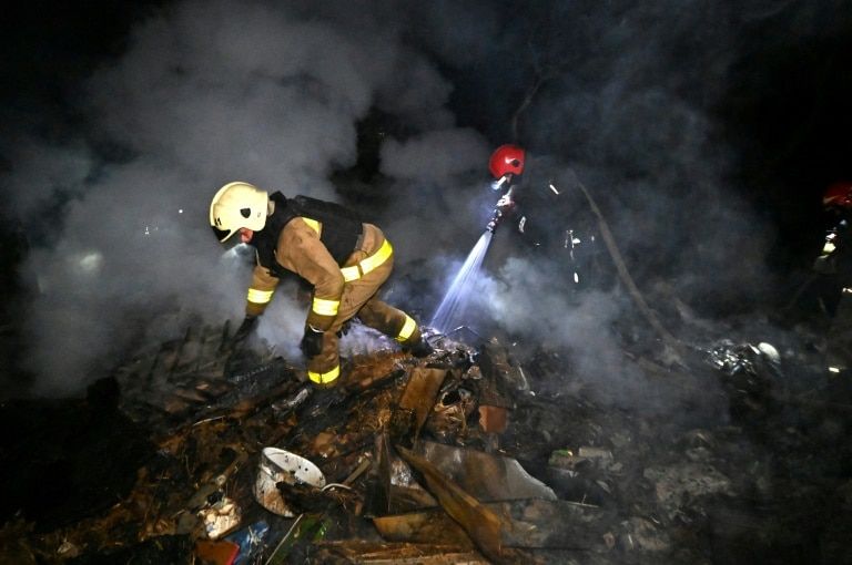 <p> </div> </div> <Figcation> <p> Ukrainian rescuers turn off a fire in a house after a drone attack in Kharkiv on May 3, 2025 </p> © AFP </figcation> </figure> </div> </div> <div> <di!-Cxenseparse_start-> </d div>” ap-storyelement=”” ap-storyelement–mb=”” ap-storytext=””/>Russian diplomacy spokesperson Maria Zakharova then denounced these remarks, ensuring that Mr. Zelensky would utter a “direct threat” to “the physical security of the veterans who will come to the parades and celebrations of this sacred day”.<p class=