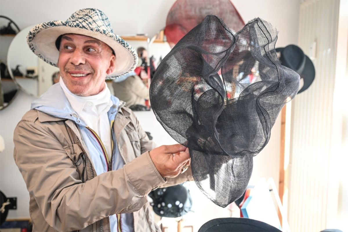 In the intimacy of Elvis Pompilio, a modist of stars and crowned heads