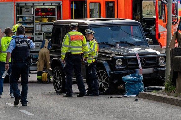 Stuttgart Auto faiths into a crowd in Stuttgart, a G-Class makes you into a crowd. Car Faehr in crowd, Stuttgart, Olgastra