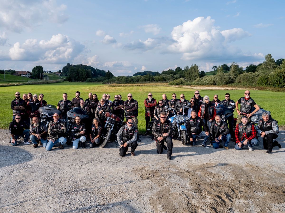 Photo of the association of bikers Les Templiers posing outdoors, showing many members on their motorcycles, committed to protecting children and young people. Photo of the association of bikers Les Templiers posing outdoors, showing many members on their motorcycles, committed to protecting children and young people.