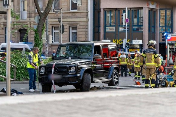 Stuttgart Auto Faves a black G-Class in a crowd in Stuttgart, at a subway stop into a human mge, car faith in crowd, Stuttgart, Olgastraße 35, Stuttgart, he ...