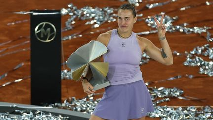The Belarusian Aryna Sabalenka with the Madrid WTA tournament trophy on May 3, 2025. (Thomas Coex / AFP)