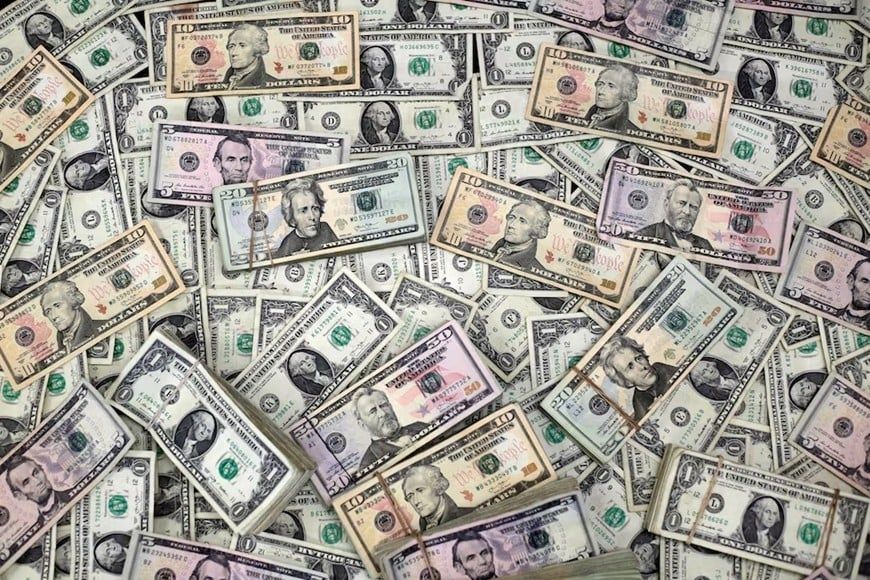 Exchange rate of the US dollar today, May 3: the US dollar has dropped slightly, but remains above 100. Photo: Reuters