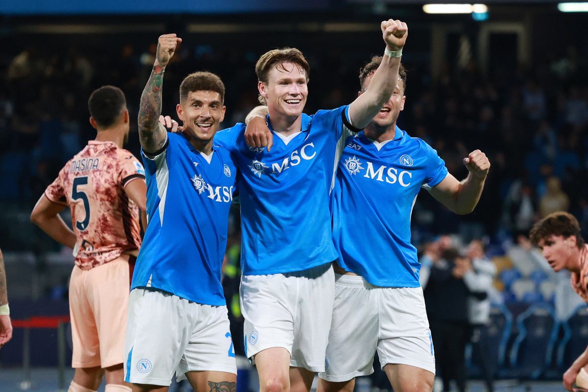 NAPLES, ITALY - APRIL 27: Scott McTominay celebrates with Giovanni Di Lorenzo and Amir Rrahmani after scoring his side second goal during the Serie A match between Napoli and Torino at Stadio Diego Armando Maradona on April 27, 2025 in Naples, Italy. (Photo by Francesco Pecoraro/Getty Images)