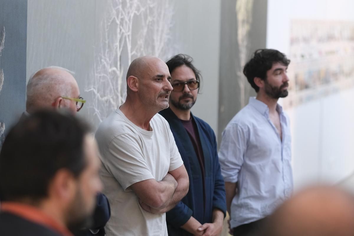 Photographer Joël Peyrou (in the center) presents the exhibition. On the right, two other collective photographers, Alexandre Dupeyron and Élie Monferier.