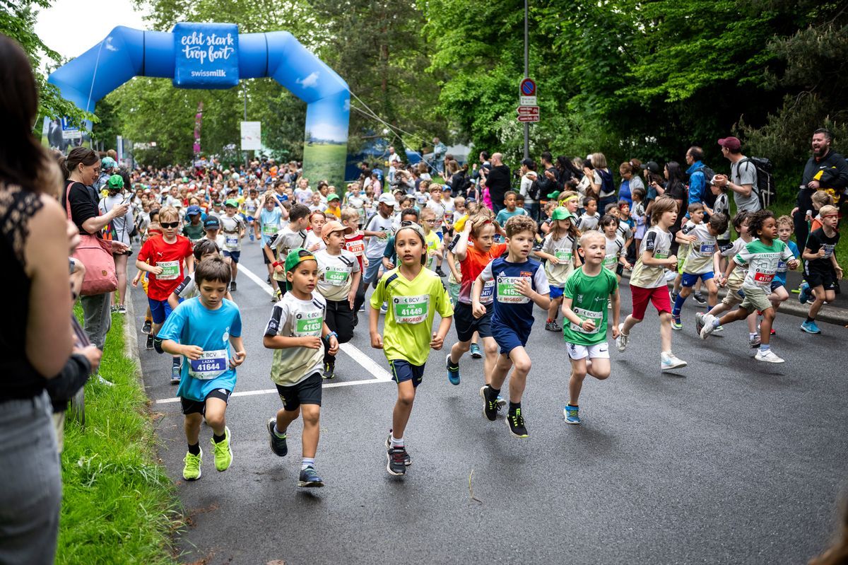 Children aged 7 to 8, during the 2 km boys in the 20 km race of Lausanne, with a large blue inflatable ark marking departure. Photo by Jean-Guy Python. Children aged 7 to 8, during the 2 km boys in the 20 km race of Lausanne, with a large blue inflatable ark marking departure. Photo by Jean-Guy Python.