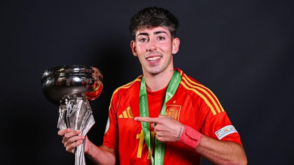 Dani Rodríguez with the title of the European U19