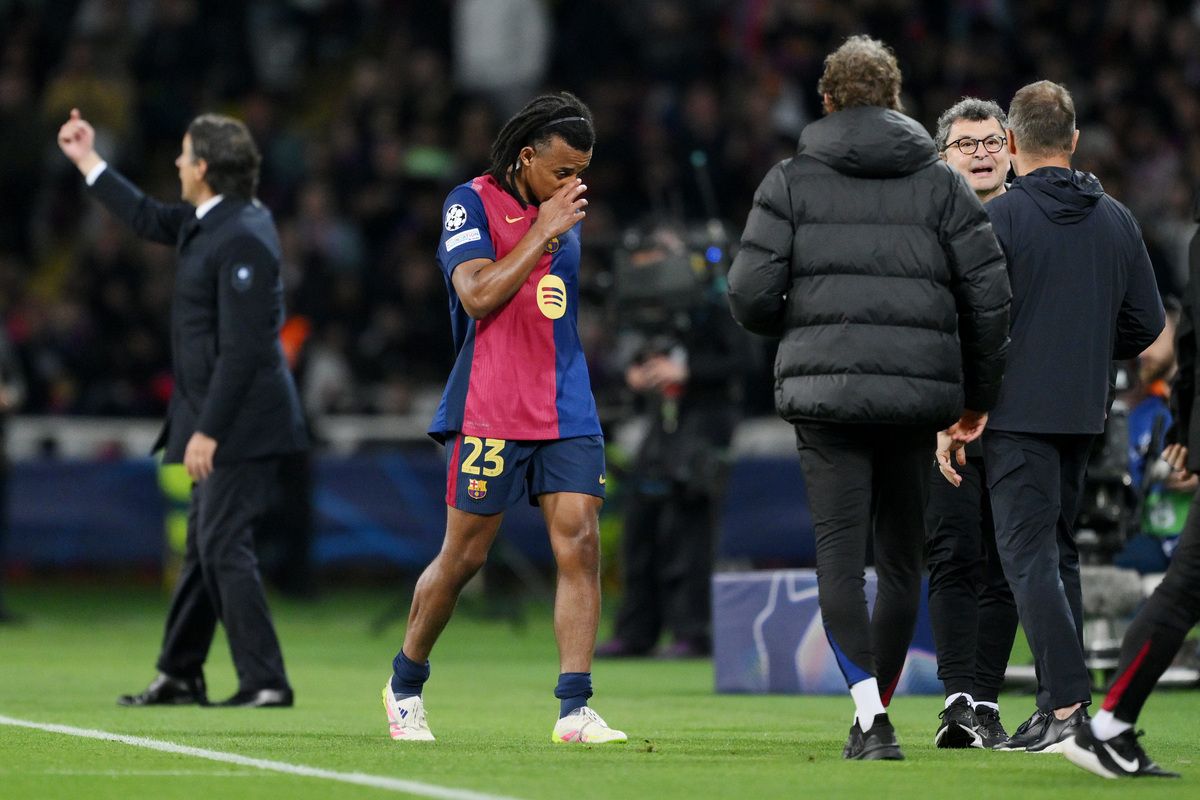 BARCELONA, SPAIN - APRIL 30: Jules Kounde of FC Barcelona leaves the pitch as he is substituted off after sustaining an injury during the UEFA Champions League 2024/25 Semi Final First Leg match between FC Barcelona and FC Internazionale Milano at Estadi Olimpic Lluis Companys on April 30, 2025 in Barcelona, Spain. (Photo by David Ramos/Getty Images)
