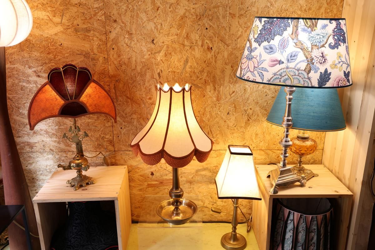 All forms of lamps are allowed. Nadège Tricard has the gift of knowing how to harmonize lampshade and foot.