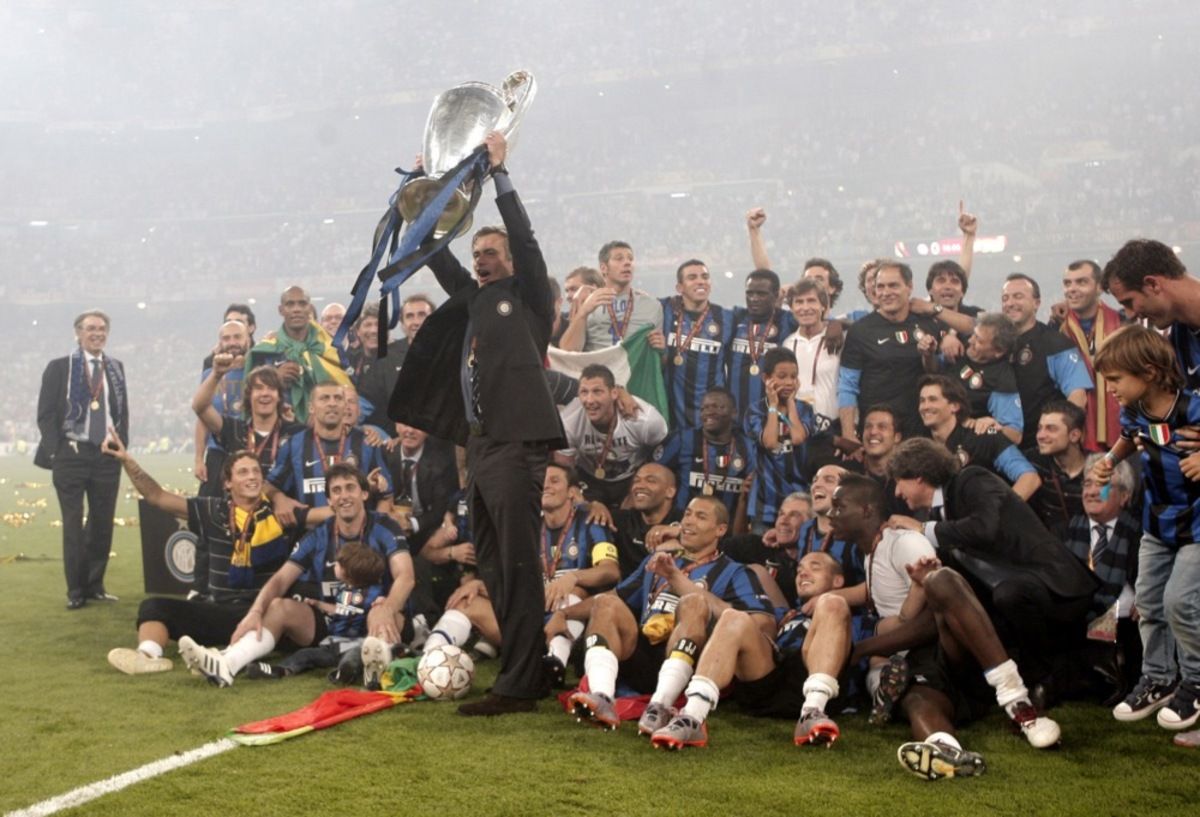 Inter Milan coach Jose Mourinho lifts the trophy in front of his team after winning the UEFA Champions League final between Bayern Munich and Inter Milan at the Santiago Bernabeu stadium in Madrid, Spain, 22 May 2010. EPA/EMILIO NARANJO NO MOBILE DEVICES